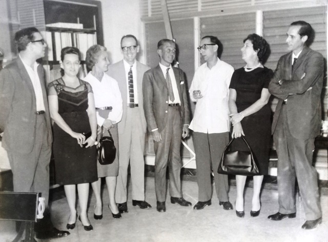Foto de Visita a la BNJM del escritor argentino José Bianco, 3 de abril de 1961. En la foto, a la derecha, el escritor Roberto Fernández Retamar, Dora Alonso, Virgilio Piñera y José Bianco. Colección especial de fotografías BNJM.